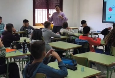 MARMOLEJO | El IES Virgen de la Cabeza analiza letras machistas con la actividad educativa “Auriculares violeta”