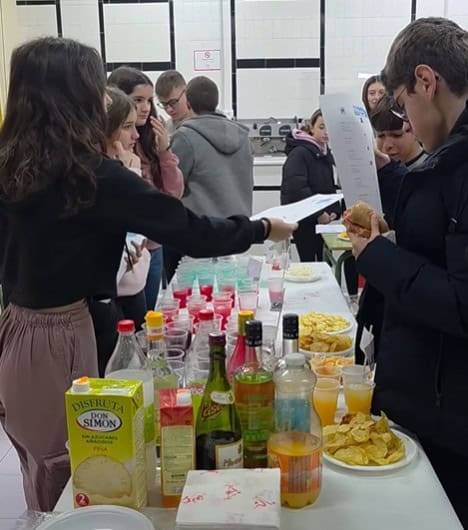 ARJONA | El IES Rey Alhamar acoge un taller de cócteles sin alcohol para promover ocio saludable