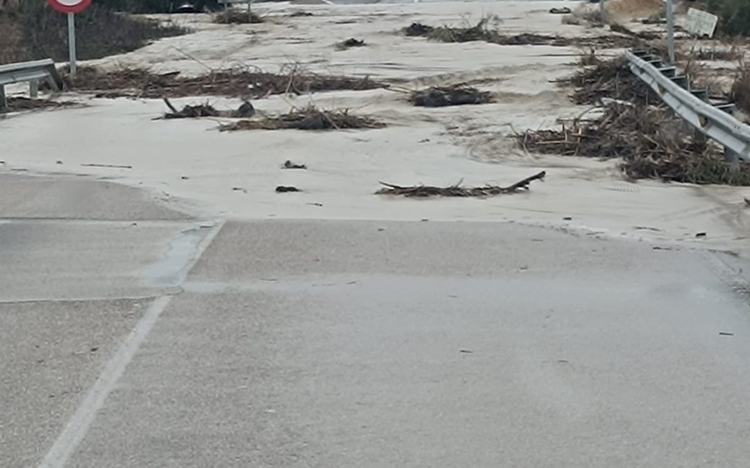 ARJONA | Cortada la JA-3404 entre Arjona y Lahiguera por el desbordamiento del Arroyo Salado