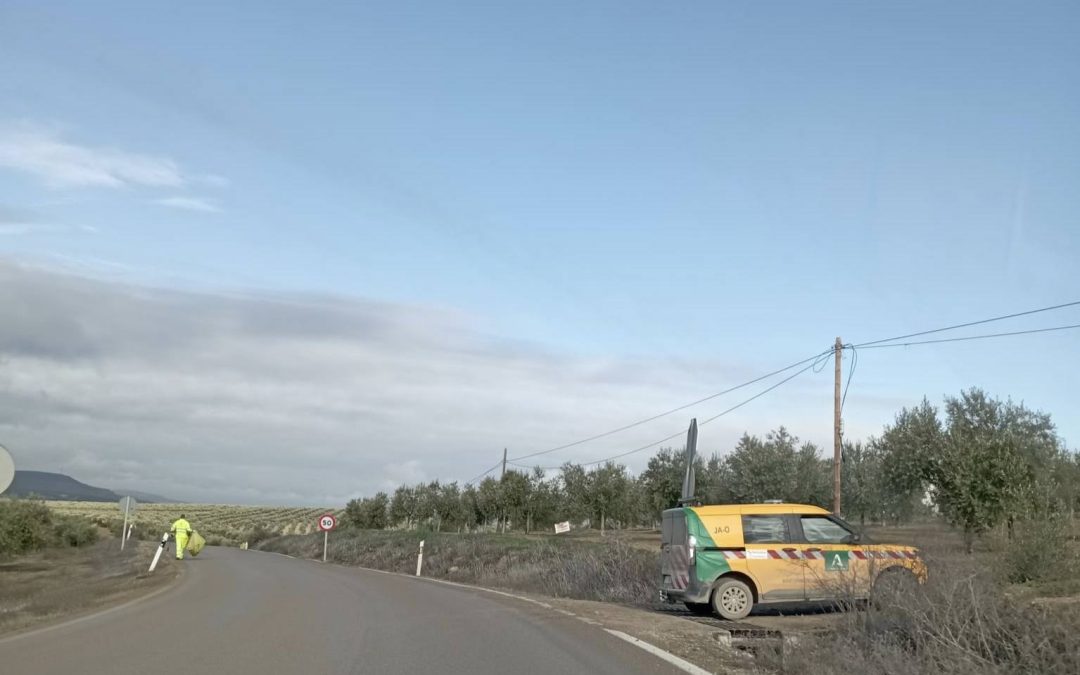 LOPERA | La Junta inicia la limpieza de cunetas en la A-6175 entre Lopera y Porcuna