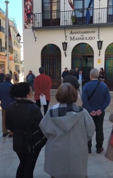 MARMOLEJO | Marmolejo se une al dolor de Adamuz guardando un minuto de silencio por las víctimas