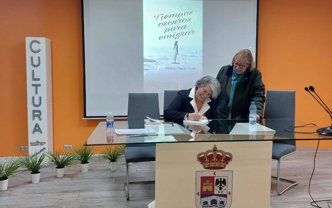ANDÚJAR | La presentación de Tiempos oscuros para emigrar llena Andújar de memoria y emoción